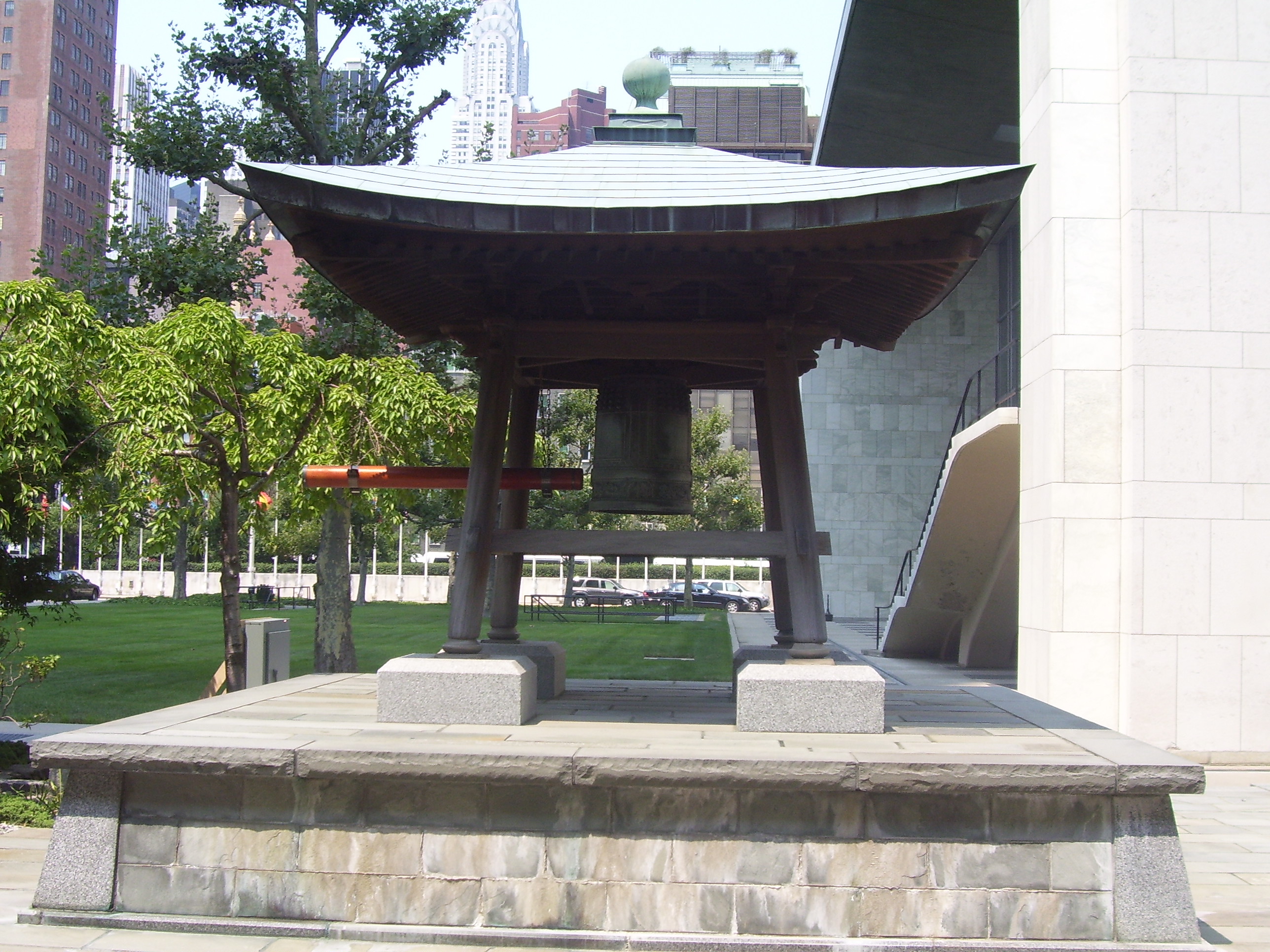 UN_Japanese_Peace_Bell_2.JPG