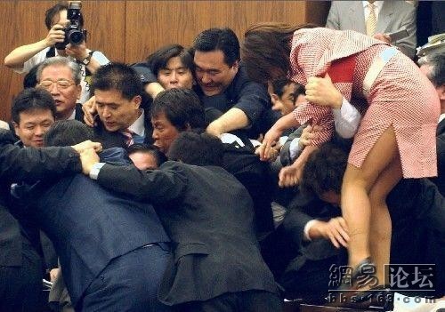 日本女议员打架，打到胸罩飞出来4.jpg