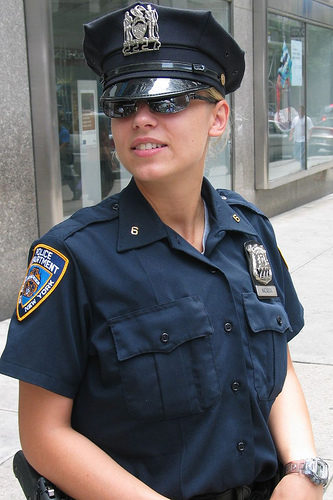 美国纽约街头女警.jpg